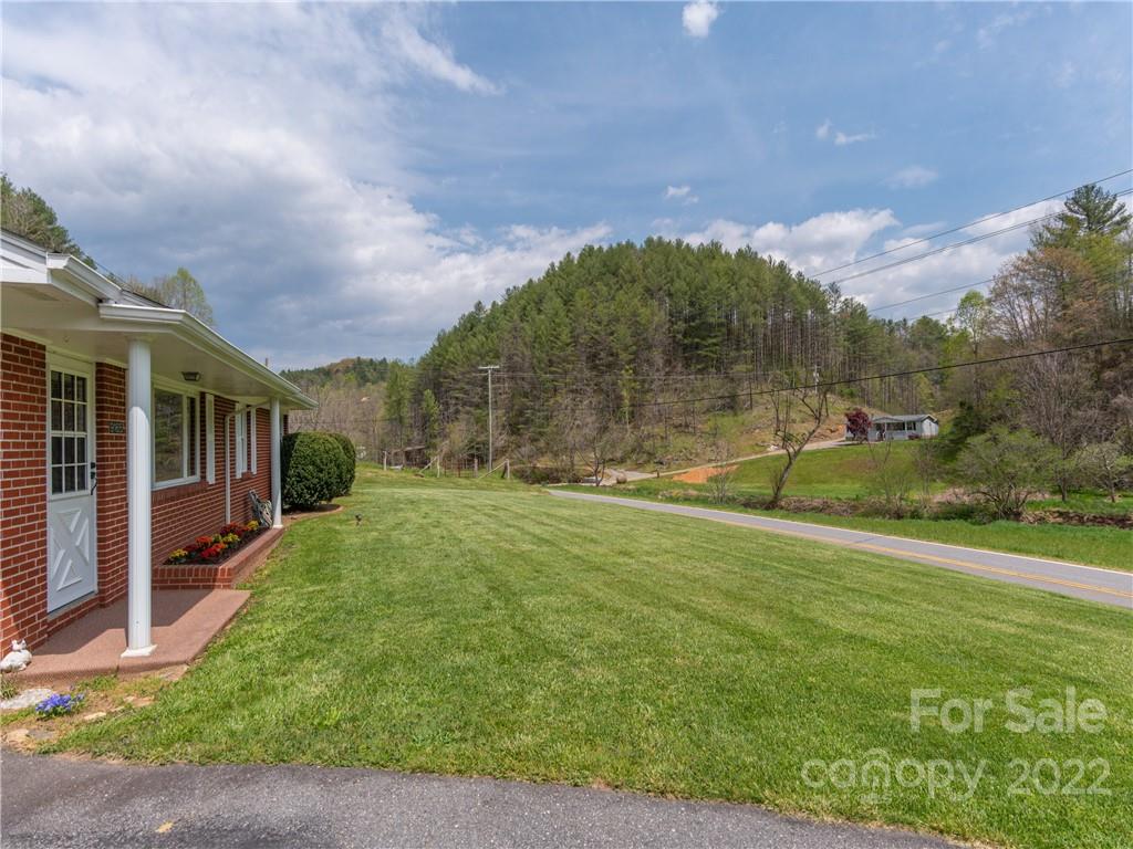 9165 Jacks Creek Road Green Mountain NC 28740