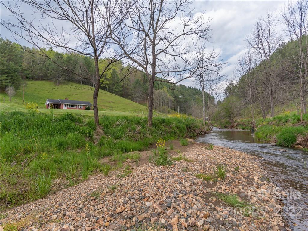 9165 Jacks Creek Road Green Mountain NC 28740