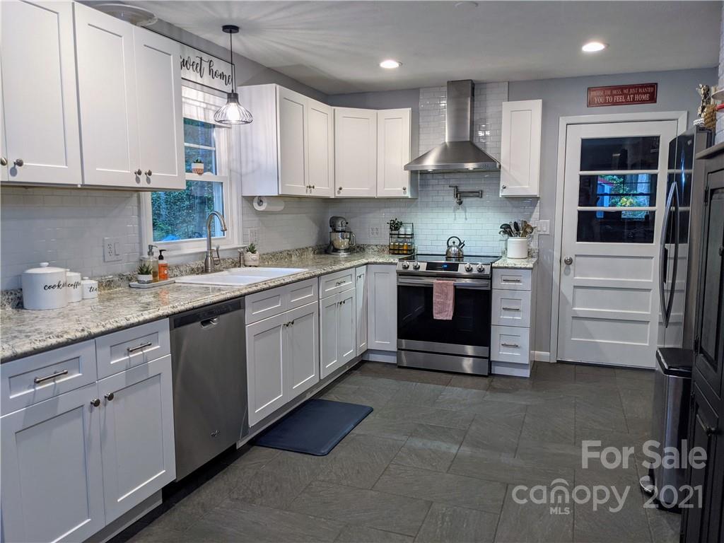 675 Hunter Street Burnsville NC 28714