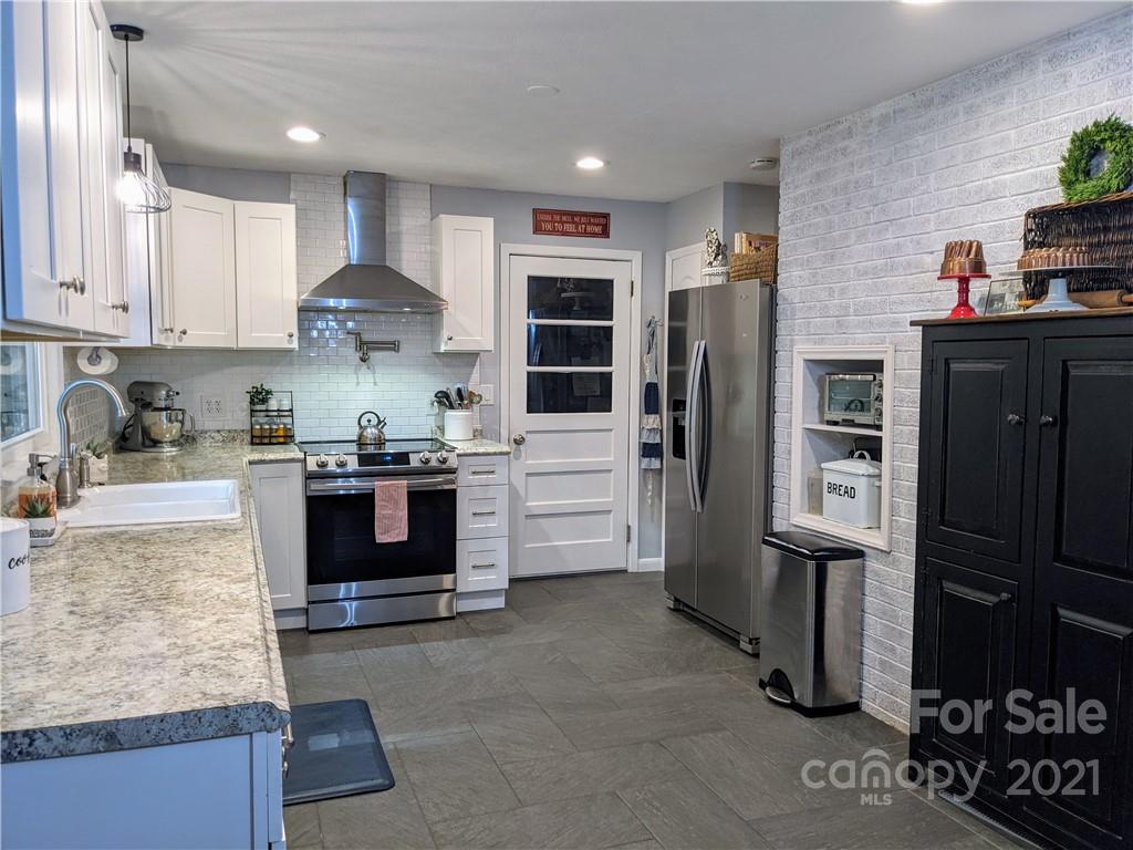 675 Hunter Street Burnsville NC 28714