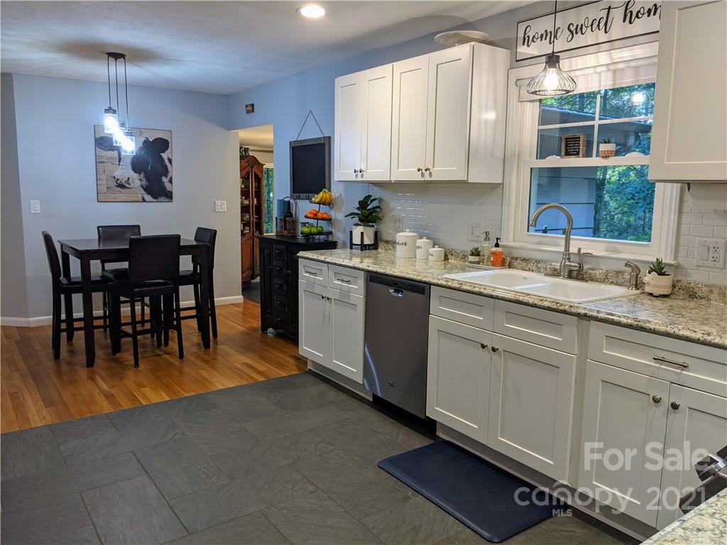 675 Hunter Street Burnsville NC 28714