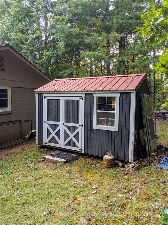 675 Hunter Street Burnsville NC 28714
