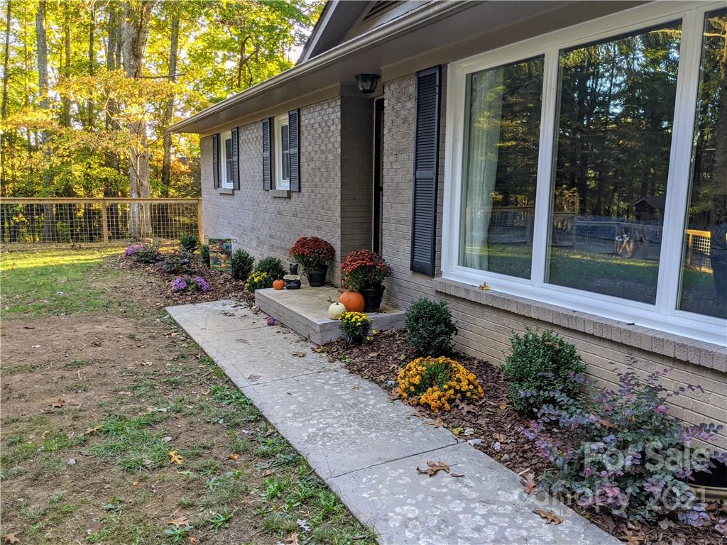 675 Hunter Street Burnsville NC 28714