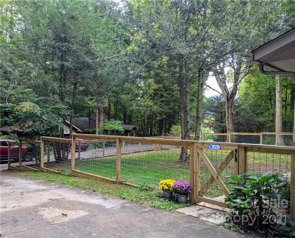 675 Hunter Street Burnsville NC 28714