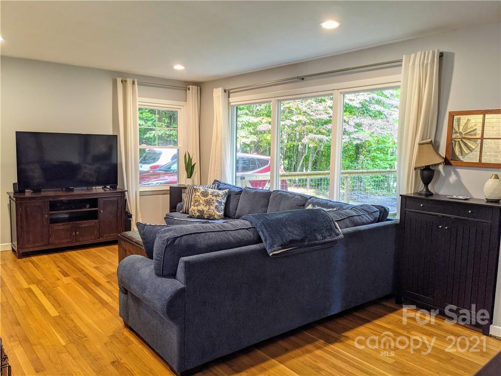 675 Hunter Street Burnsville NC 28714