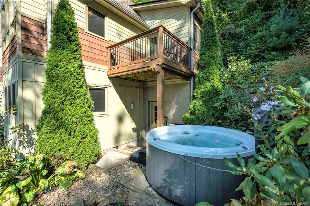 18 Highwoods Drive Leicester NC 28748