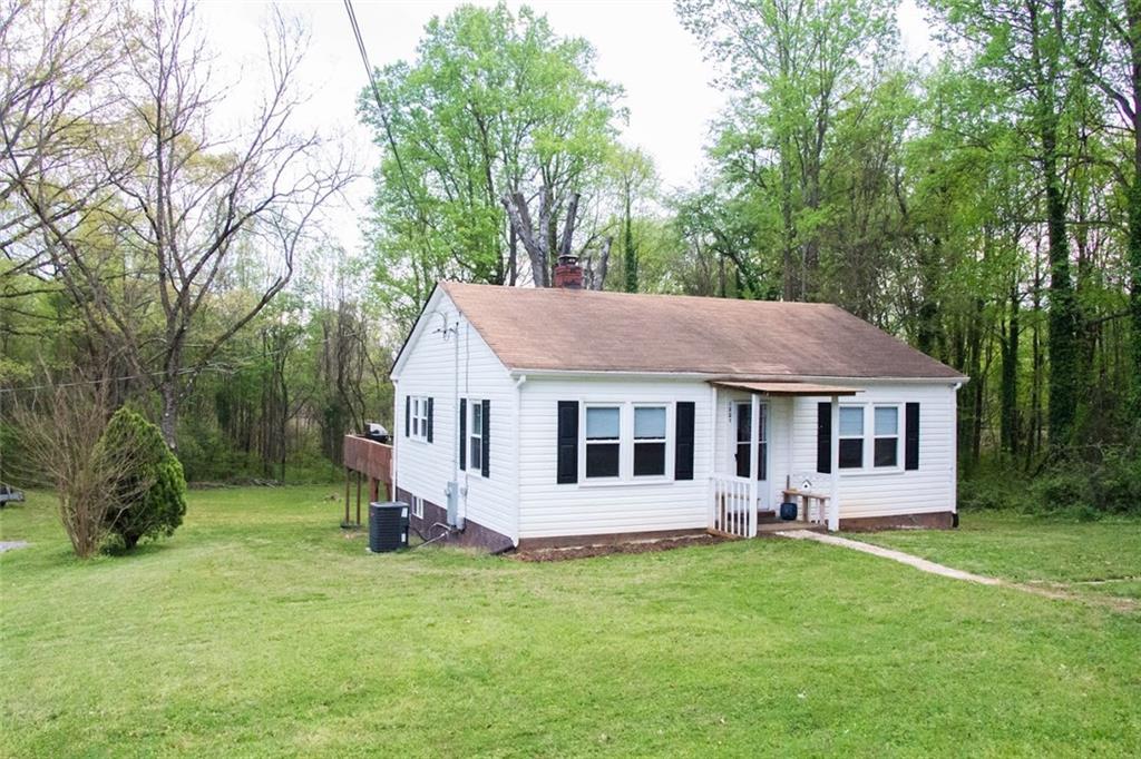 1521 N Davis Avenue Newton NC 28658