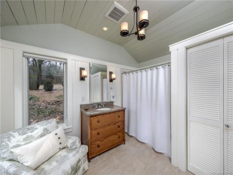 21 Pinecroft Road Asheville NC 28804