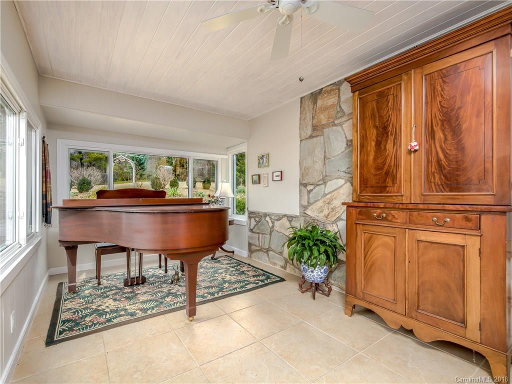 21 Pinecroft Road Asheville NC 28804
