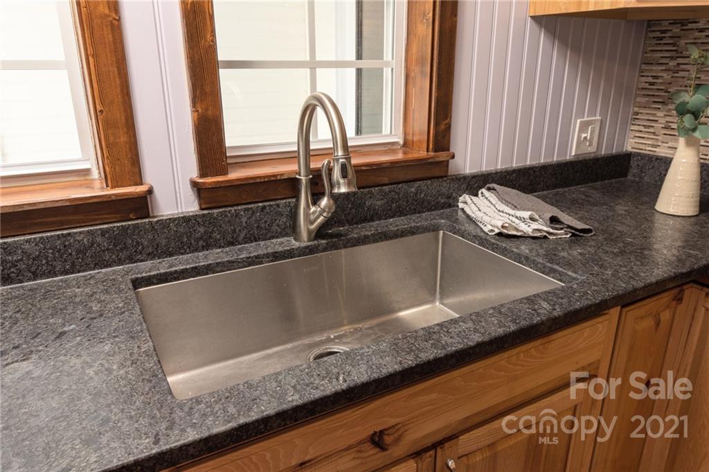 3 Oak Hill Road Candler NC 28715