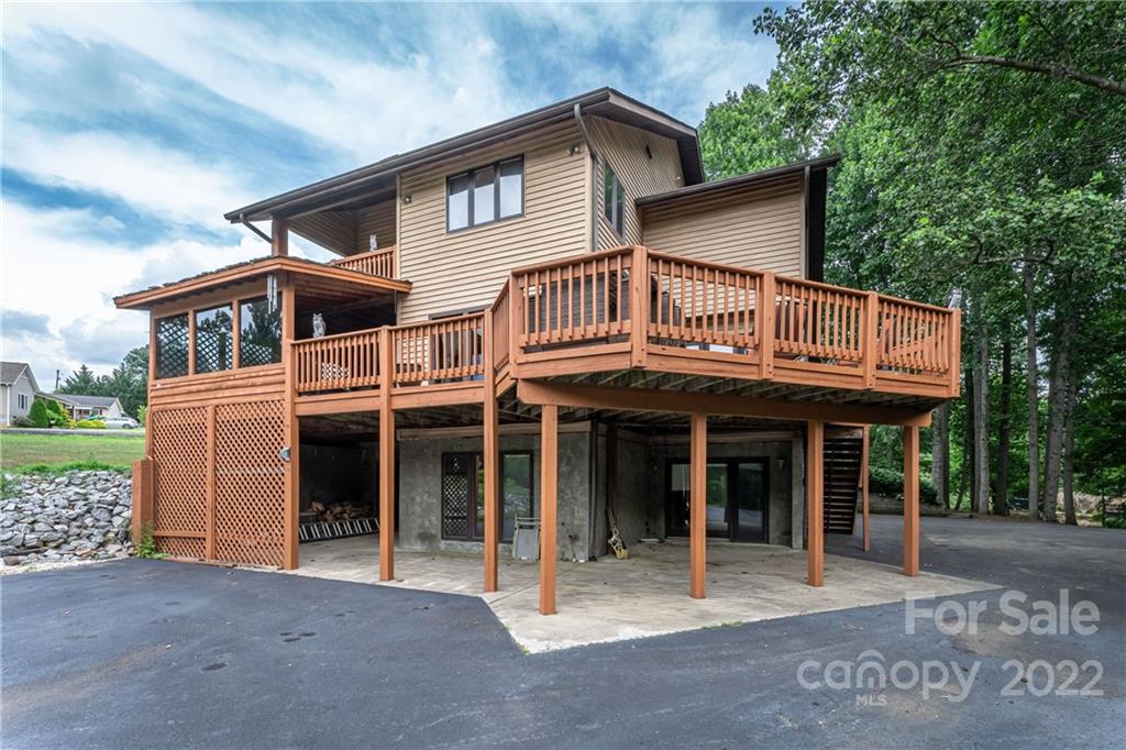 22 Barclay Road Candler NC 28715