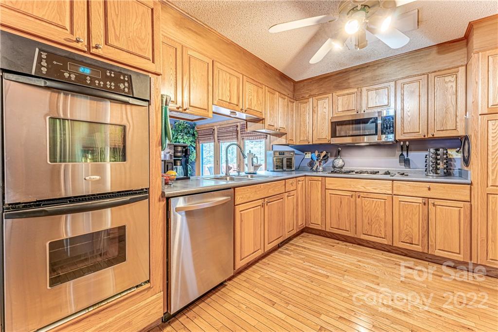 22 Barclay Road Candler NC 28715