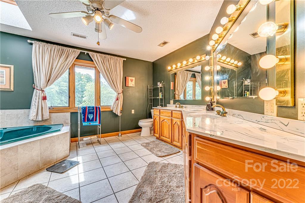 22 Barclay Road Candler NC 28715