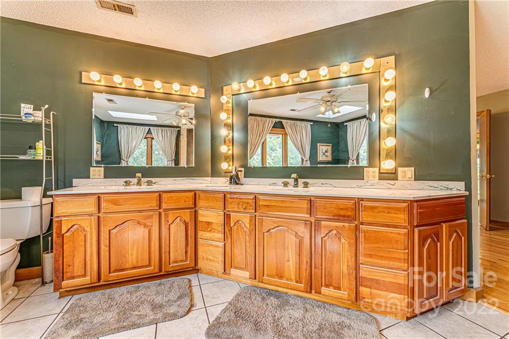 22 Barclay Road Candler NC 28715