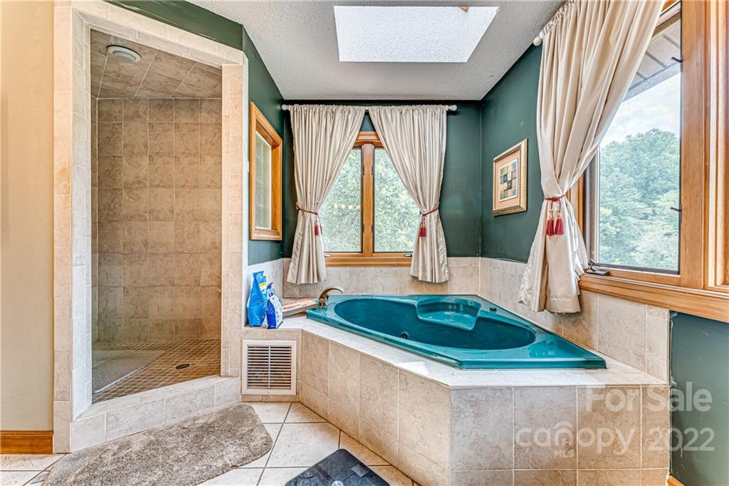 22 Barclay Road Candler NC 28715