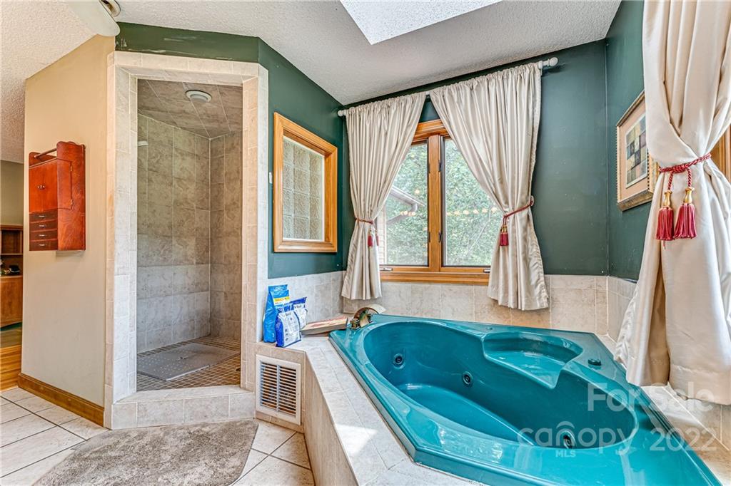 22 Barclay Road Candler NC 28715