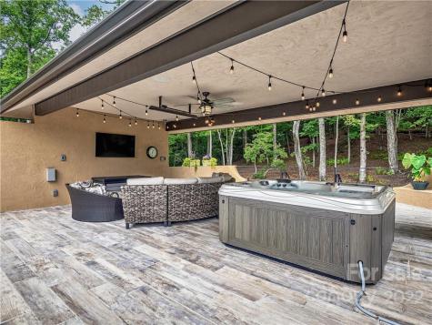 959 Dave Whitaker Road Horse Shoe NC 28742