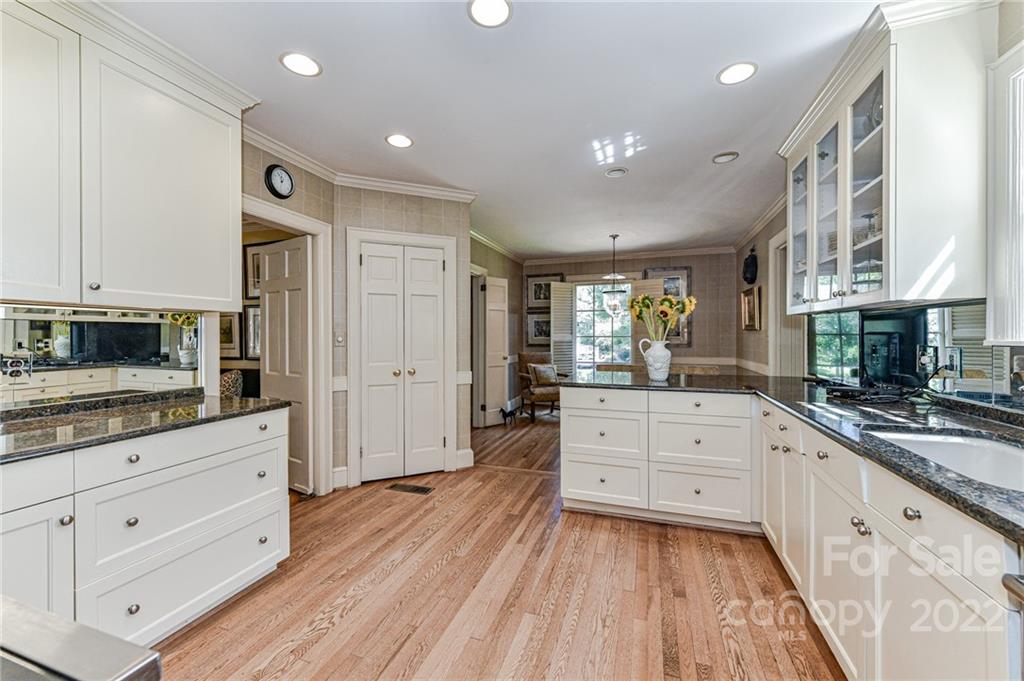 2216 Pembroke Avenue Charlotte NC 28207