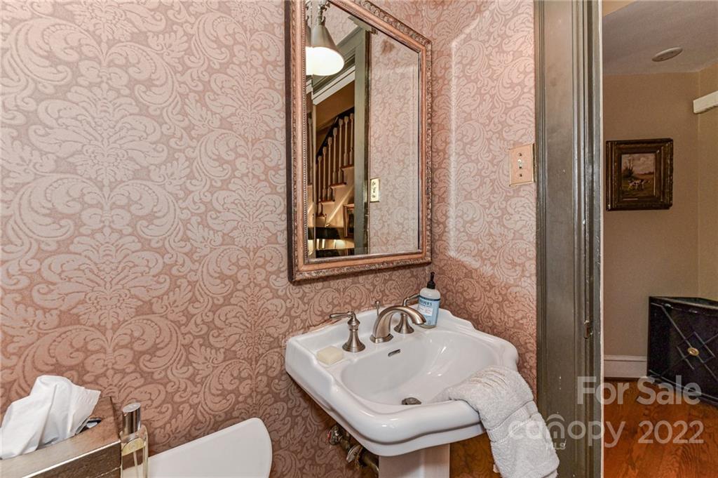 2216 Pembroke Avenue Charlotte NC 28207