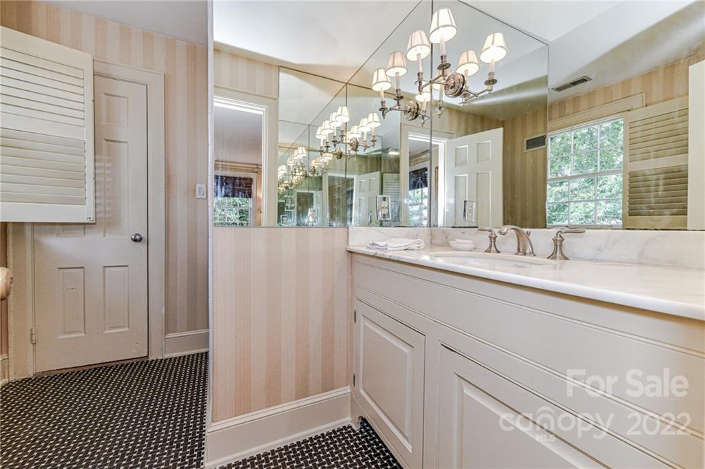 2216 Pembroke Avenue Charlotte NC 28207