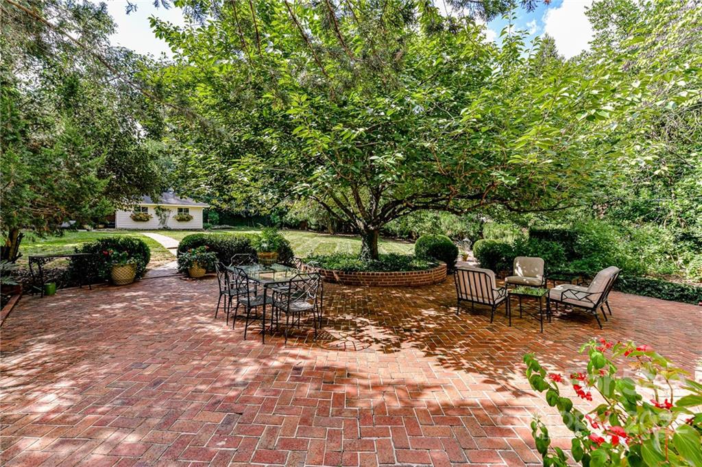 2216 Pembroke Avenue Charlotte NC 28207