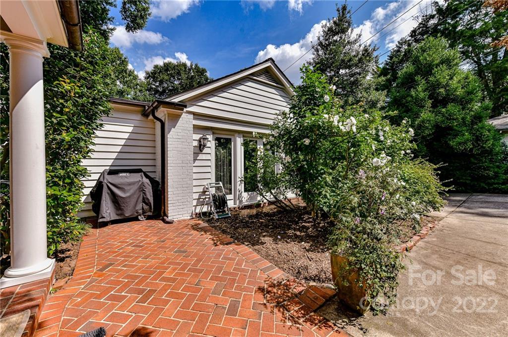 2216 Pembroke Avenue Charlotte NC 28207