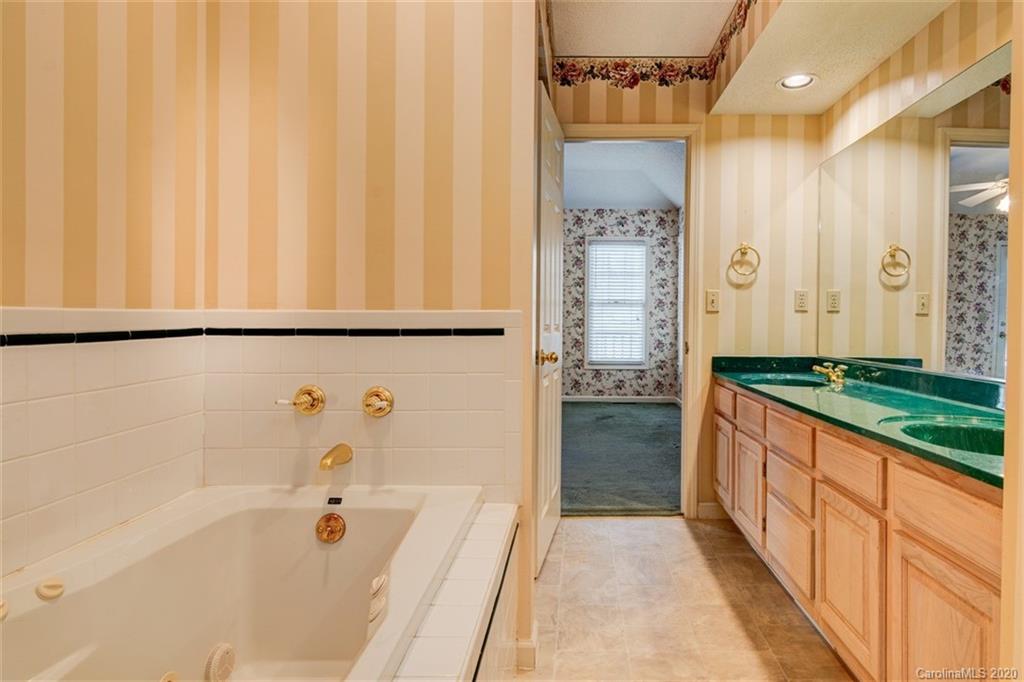 8 Tree Top Place Black Mountain NC 28711