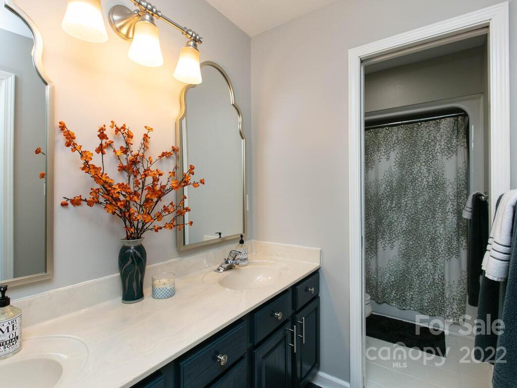 15 Devonshire Court Candler NC 28715