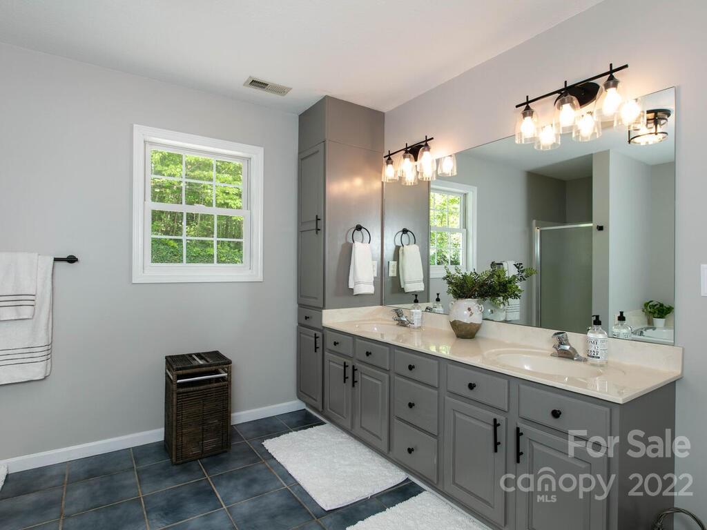 15 Devonshire Court Candler NC 28715