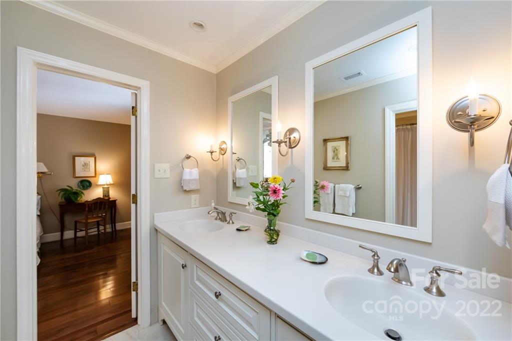 2106 Pinewood Circle Charlotte NC 28211