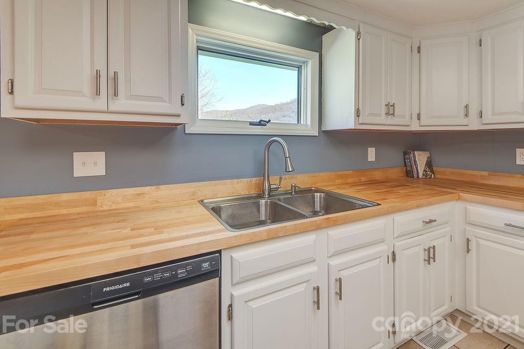 8 Curly Willow Lane Weaverville NC 28787