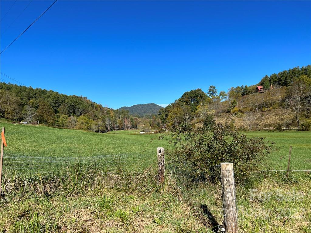 52 White Horse Lane Burnsville NC 28714
