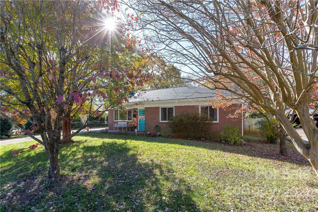 27 18th Avenue Drive NW Hickory NC 28601