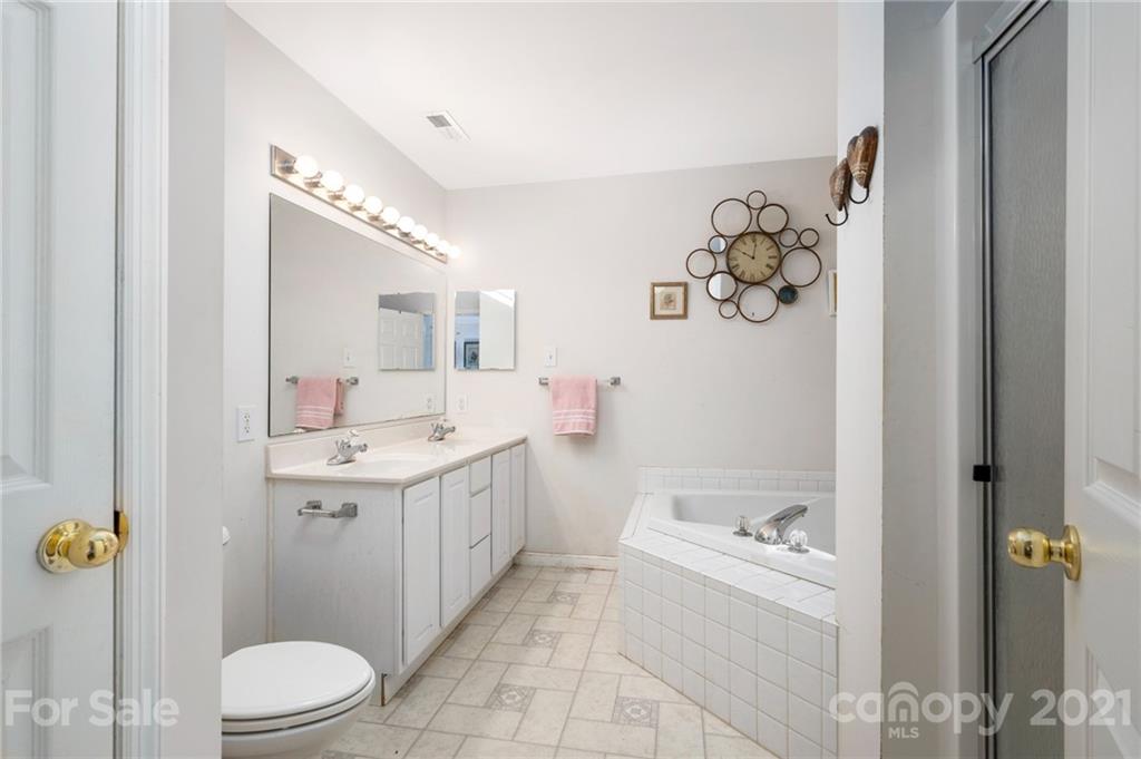8 Scarlet Oak Lane Asheville NC 28803