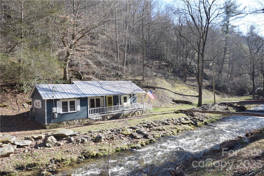 1742 Pigeon Roost Road Green Mountain NC 28740