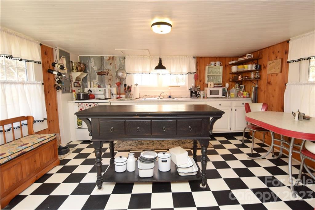 1742 Pigeon Roost Road Green Mountain NC 28740