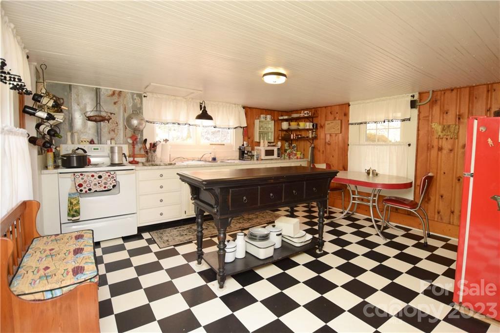 1742 Pigeon Roost Road Green Mountain NC 28740