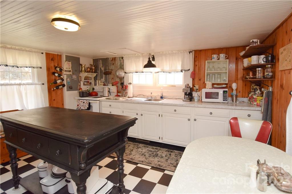 1742 Pigeon Roost Road Green Mountain NC 28740