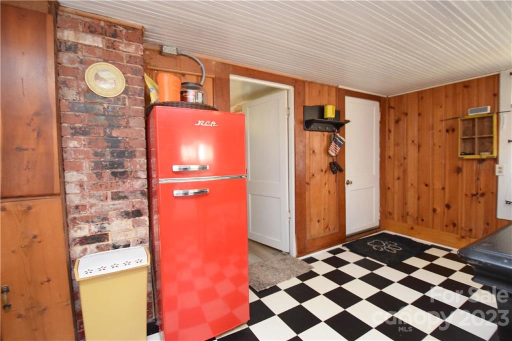 1742 Pigeon Roost Road Green Mountain NC 28740