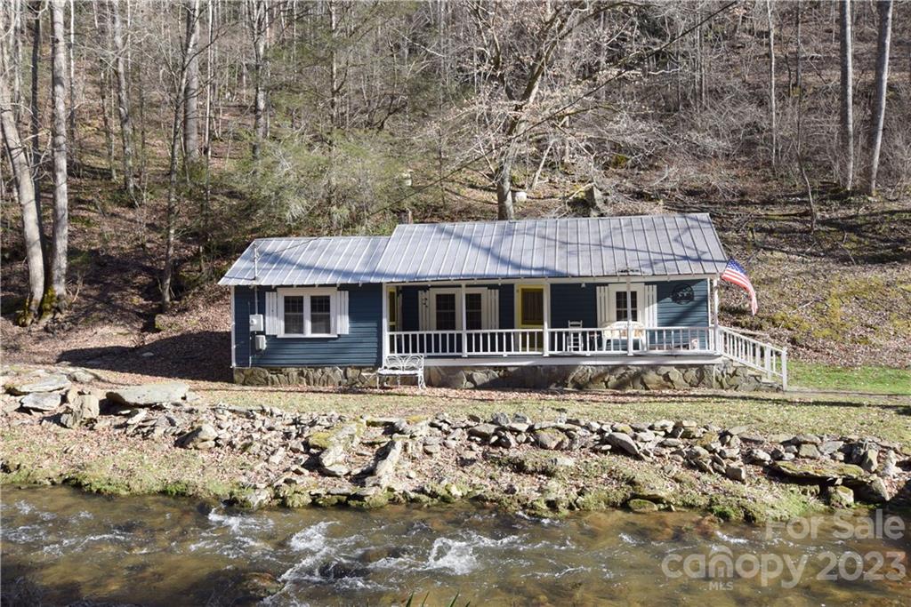 1742 Pigeon Roost Road Green Mountain NC 28740