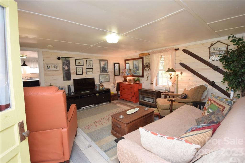 1742 Pigeon Roost Road Green Mountain NC 28740
