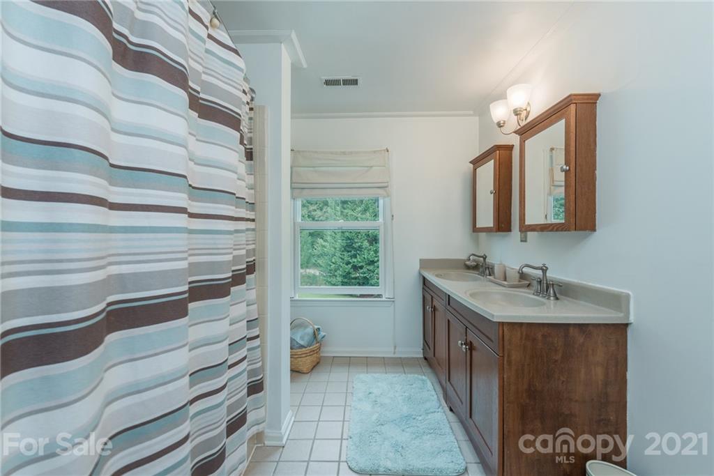 8 Arrow Place Asheville NC 28805