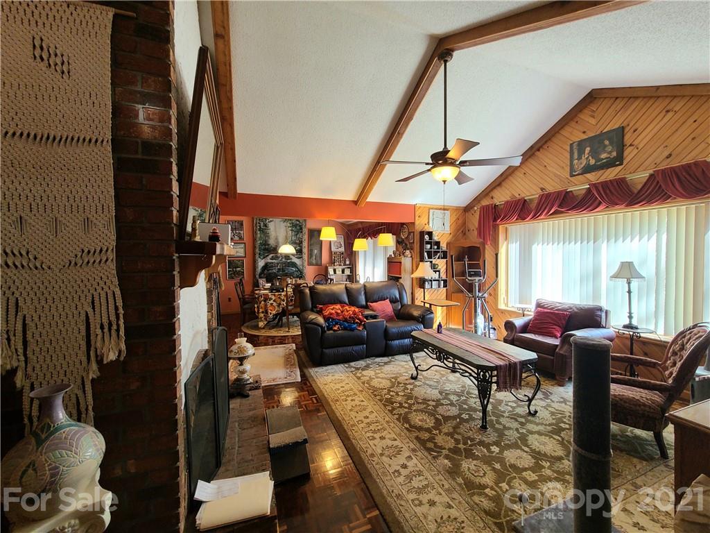 21 S Oaks Circle Asheville NC 28806