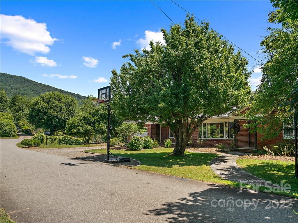 114 Academy Street Burnsville NC 28714