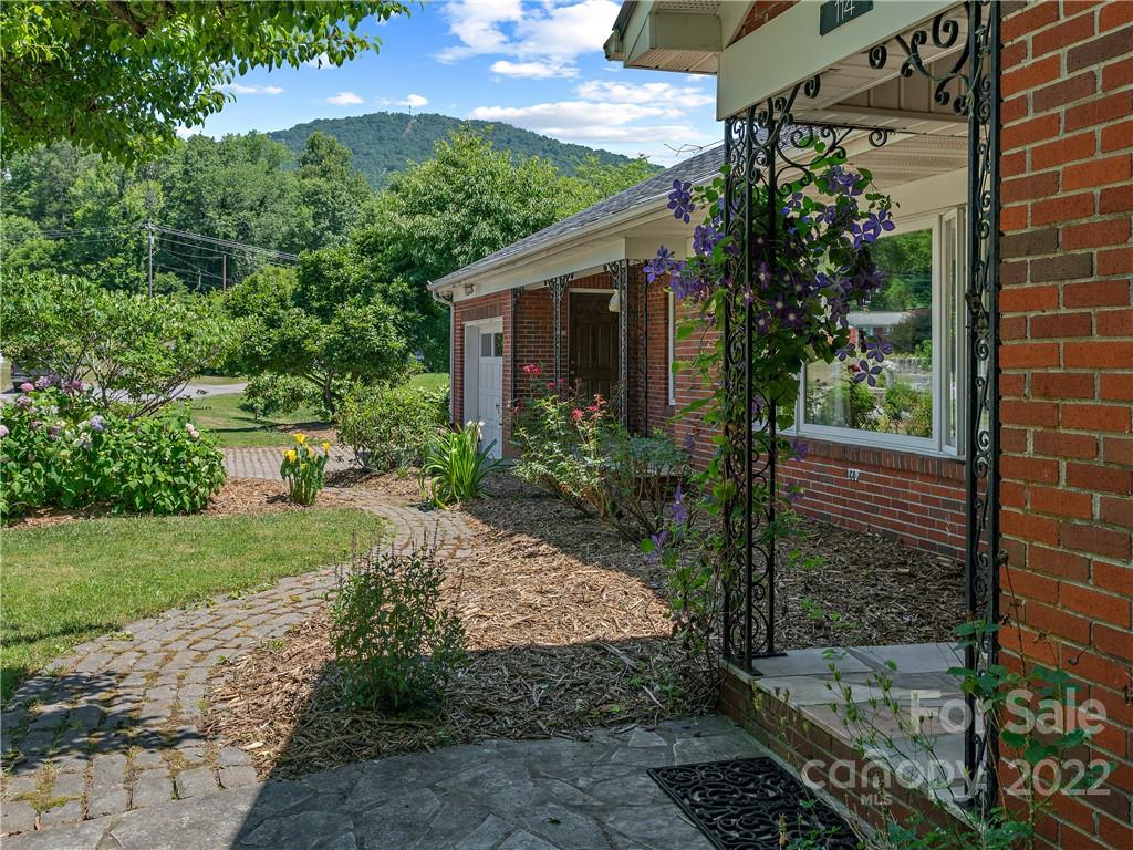 114 Academy Street Burnsville NC 28714