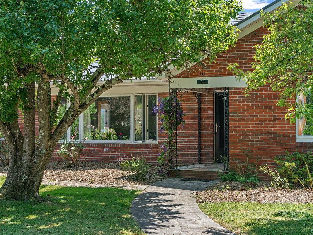 114 Academy Street Burnsville NC 28714