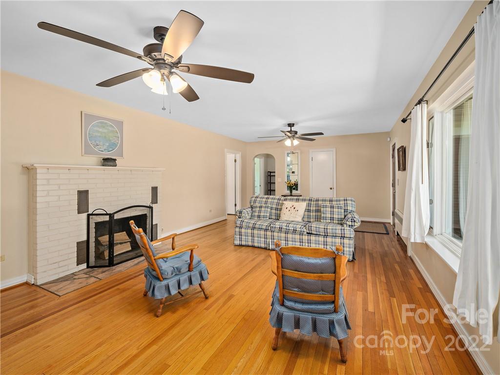 114 Academy Street Burnsville NC 28714