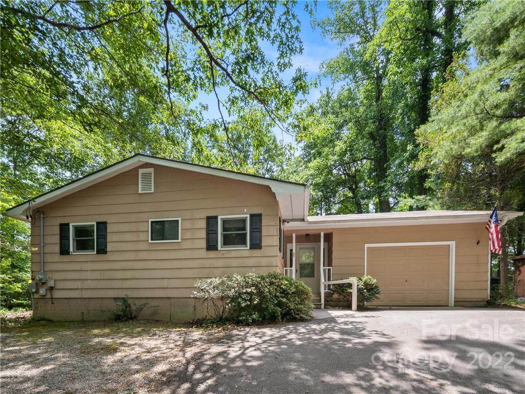 371 Salisbury Street Saluda NC 28773
