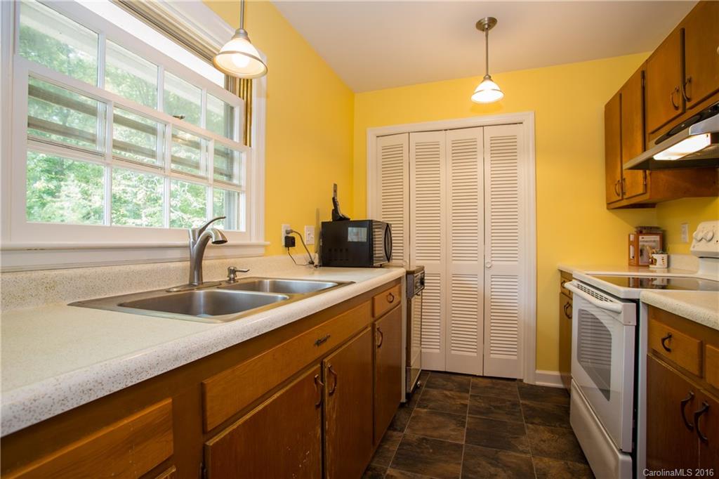 125 Old Bee Tree Road Swannanoa NC 28778