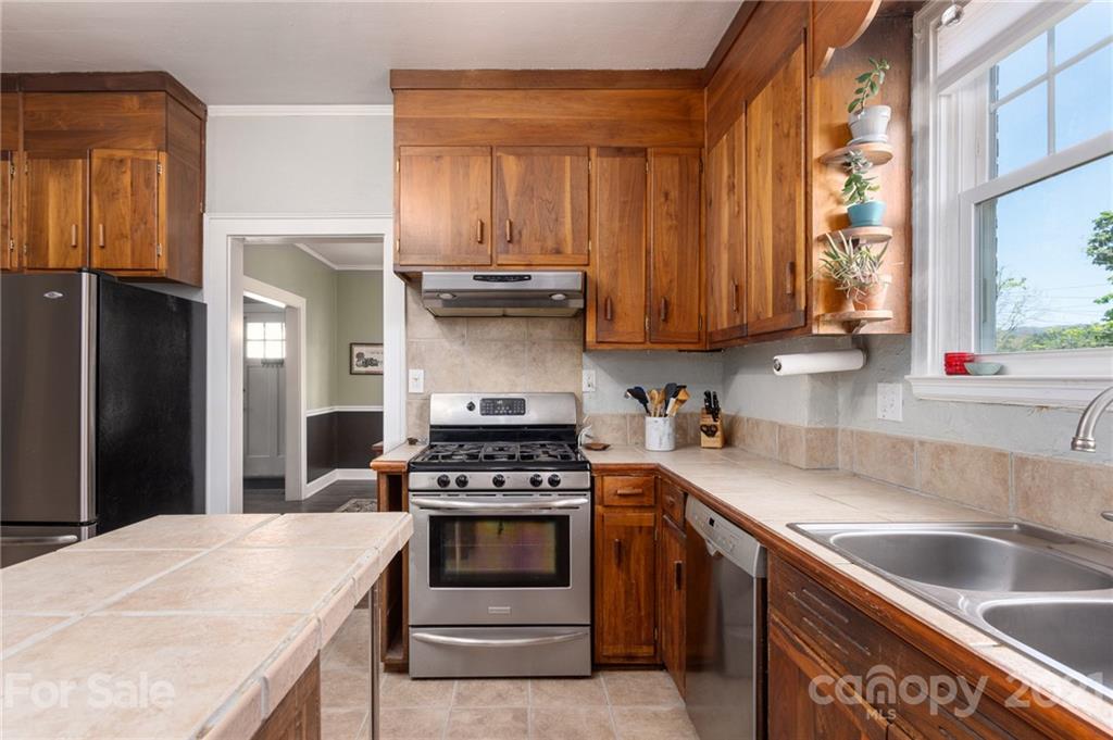 9 Colonial Place Asheville NC 28804